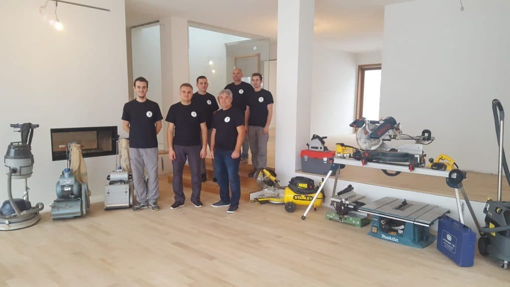 Echipa Total Parquet, cu utilajele de montaj și șlefuire